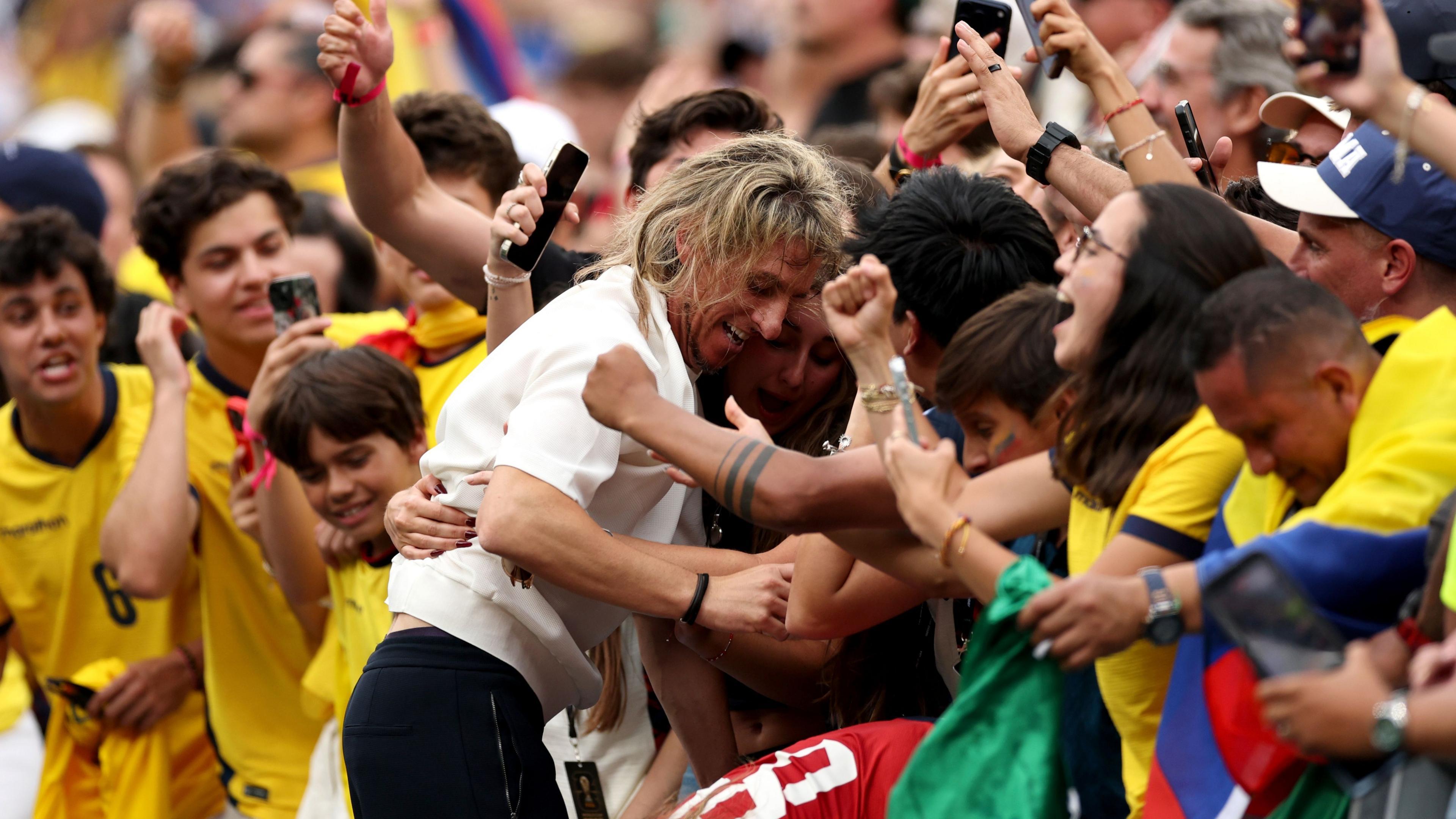 Sebastian Beccacece, Head Coach of Ecuador, celebra com fãs e familiares após a vitória de 2-1 sobre a Alemanha.