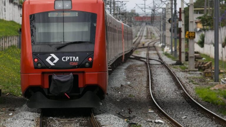 Estação Brás Enfrenta Lotação e Longas Esperas na Estréia da Trivia Trens