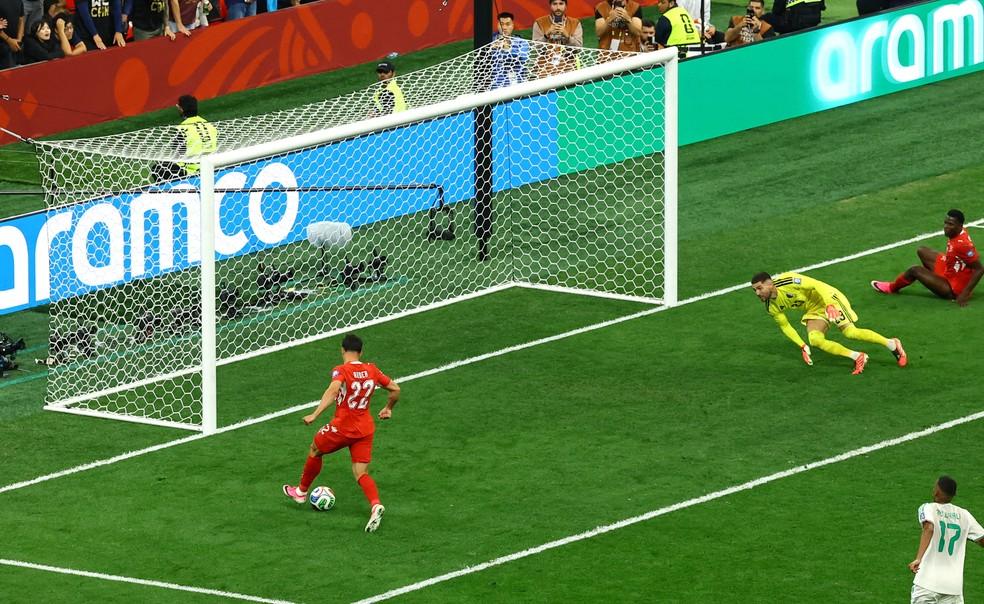 Rieder perde um gol feito para a Suíça diante da Argélia