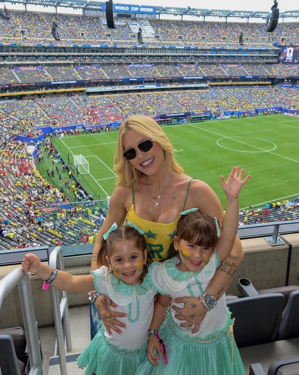 Virgínia posta fotos com as filhas no estádio de Brasil e Noruega