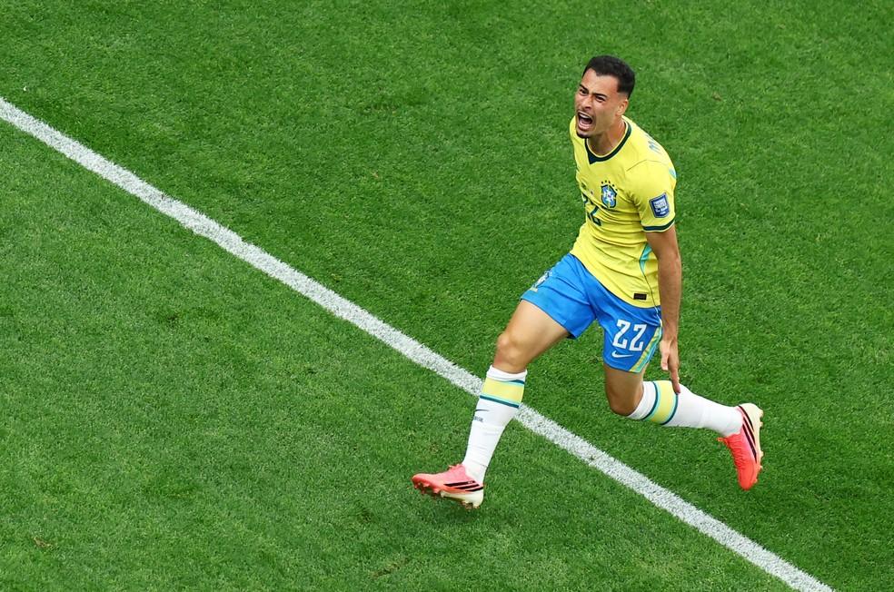 Gabriel Martinelli comemora o gol da vitória do Brasil contra o Japão.