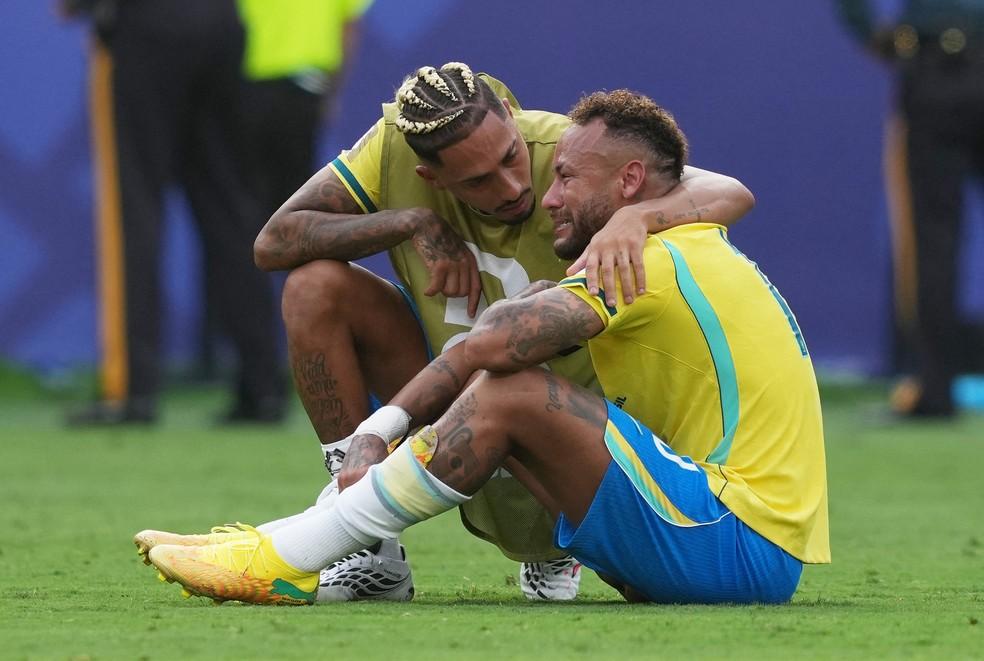 Raphinha consola Neymar depois de eliminação do Brasil para Noruega na Copa do Mundo