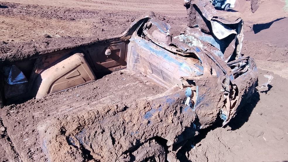 Carro apresentava ferrugem excessiva e vidros quebrados