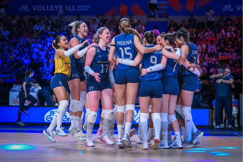 Jogadoras brasileiras comemoram vitória sobre o Japão