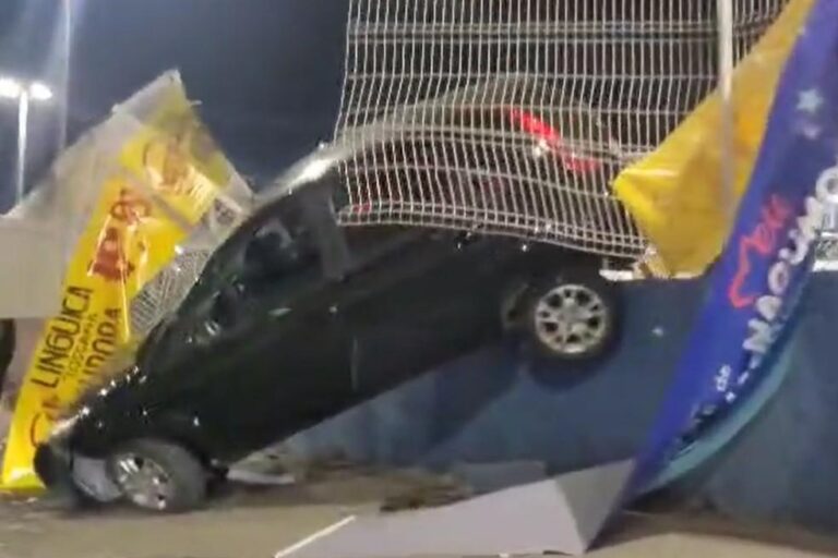 Carro cai de estacionamento de supermercado em São José dos Campos