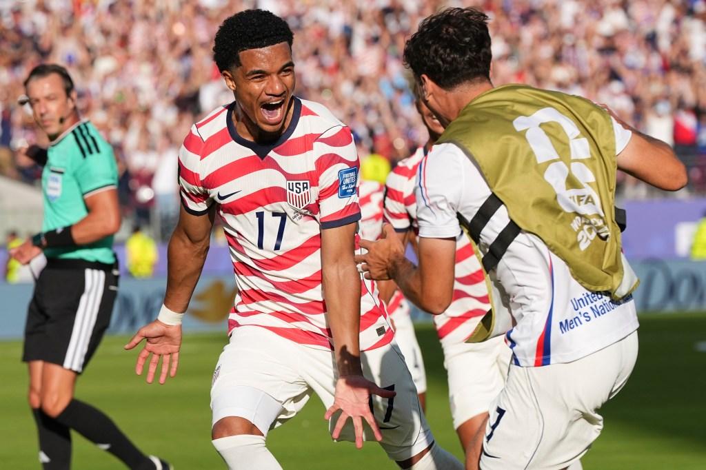 Malik Tillman celebra gol na Copa do Mundo