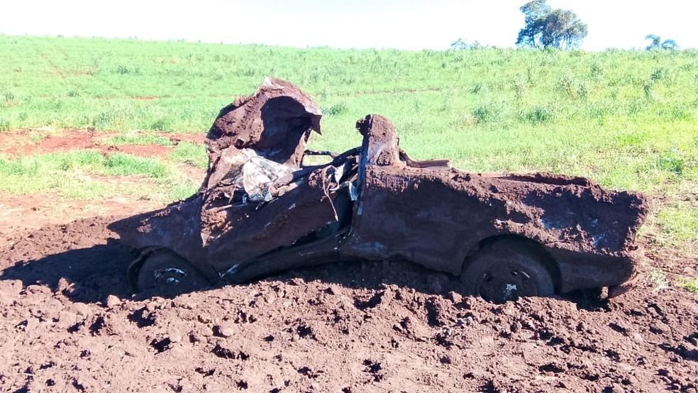 Trabalhadores encontram caminhonete completamente enterrada durante obra de prefeitura no Paraná