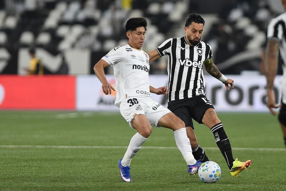 Alex Telles e Miguelito em ação durante a partida Botafogo x Santos