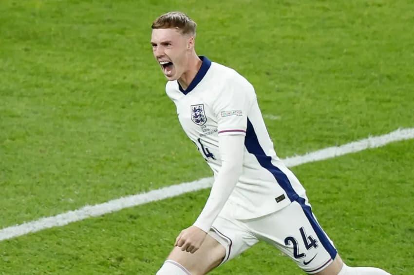 Cole Palmer comemorando gol pela Inglaterra na final da Eurocopa de 2024.