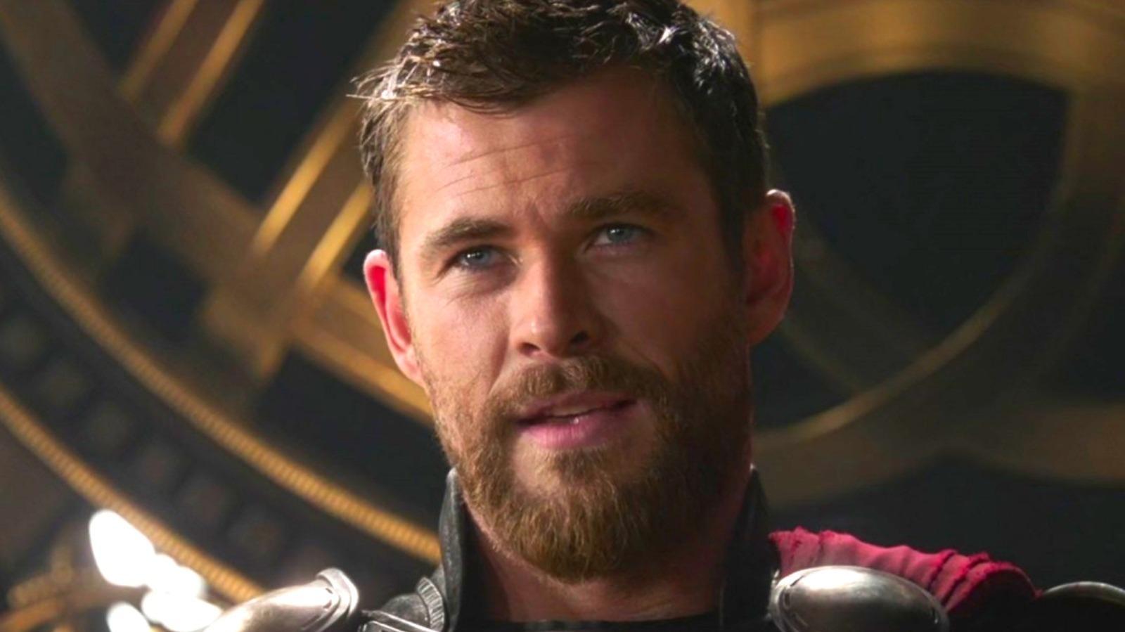 Thor com barba e cabelo curto em Thor: Ragnarok.