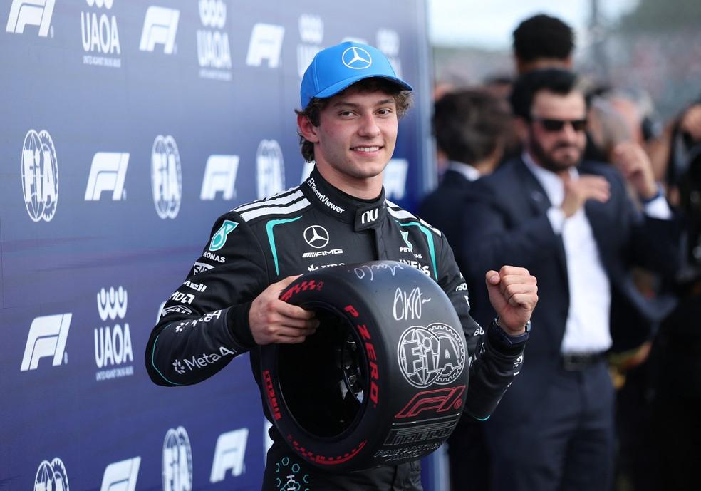 Kimi Antonelli comemora pole position para o GP da Grã-Bretanha de F1 2026