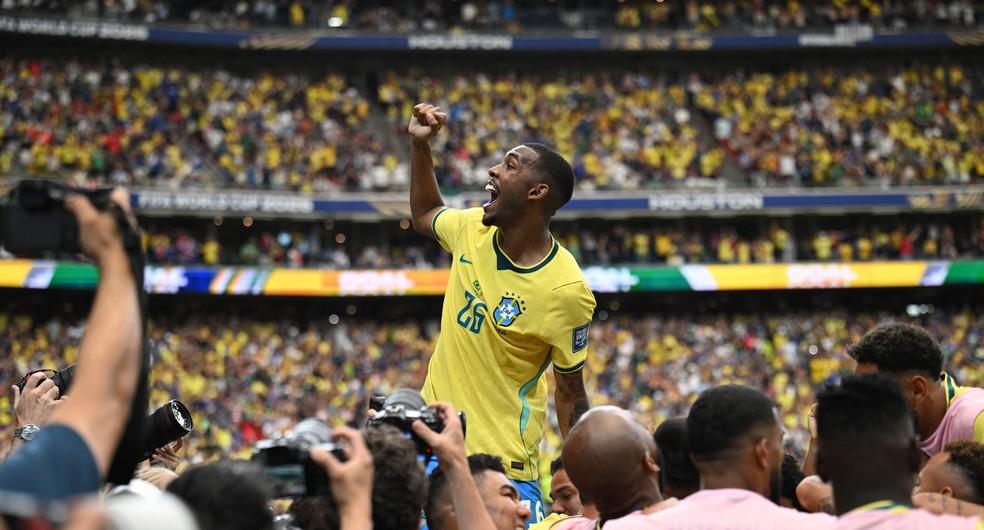 Rayan comemora gol de Gabriel Martinelli em Brasil x Japão
