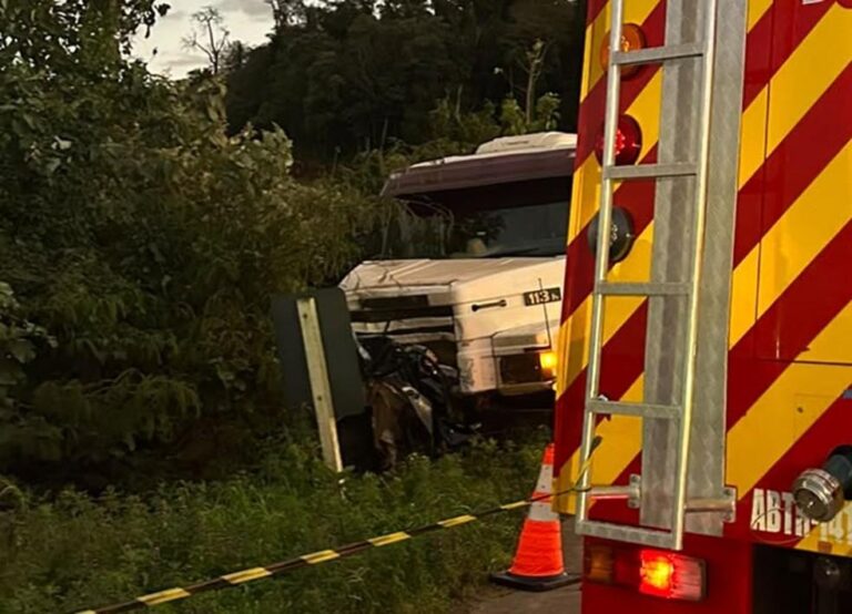 Tragédia na BR-163: Colisão entre Carro e Caminhão Deixa Duas Mortas em Santa Catarina