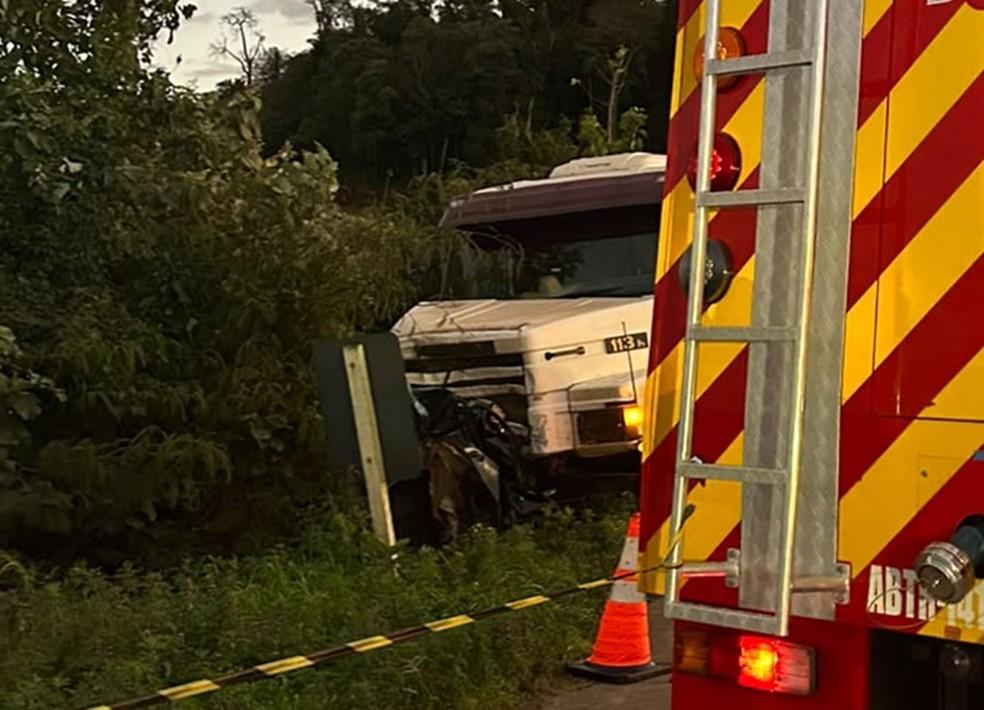 Carro foi esmagado por caminhão após colisão frontal em São José do Cedro (SC)