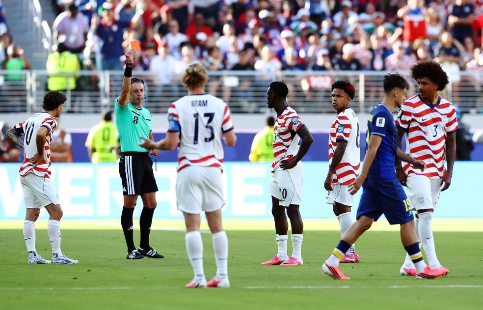 Balogun, atacante dos Estados Unidos, é expulso contra a Bósnia