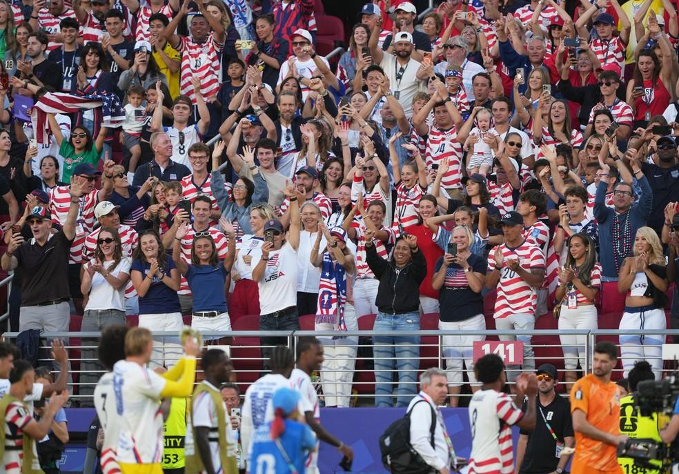 Jogadores da seleção dos Estados Unidos comemoram classificação com a torcida