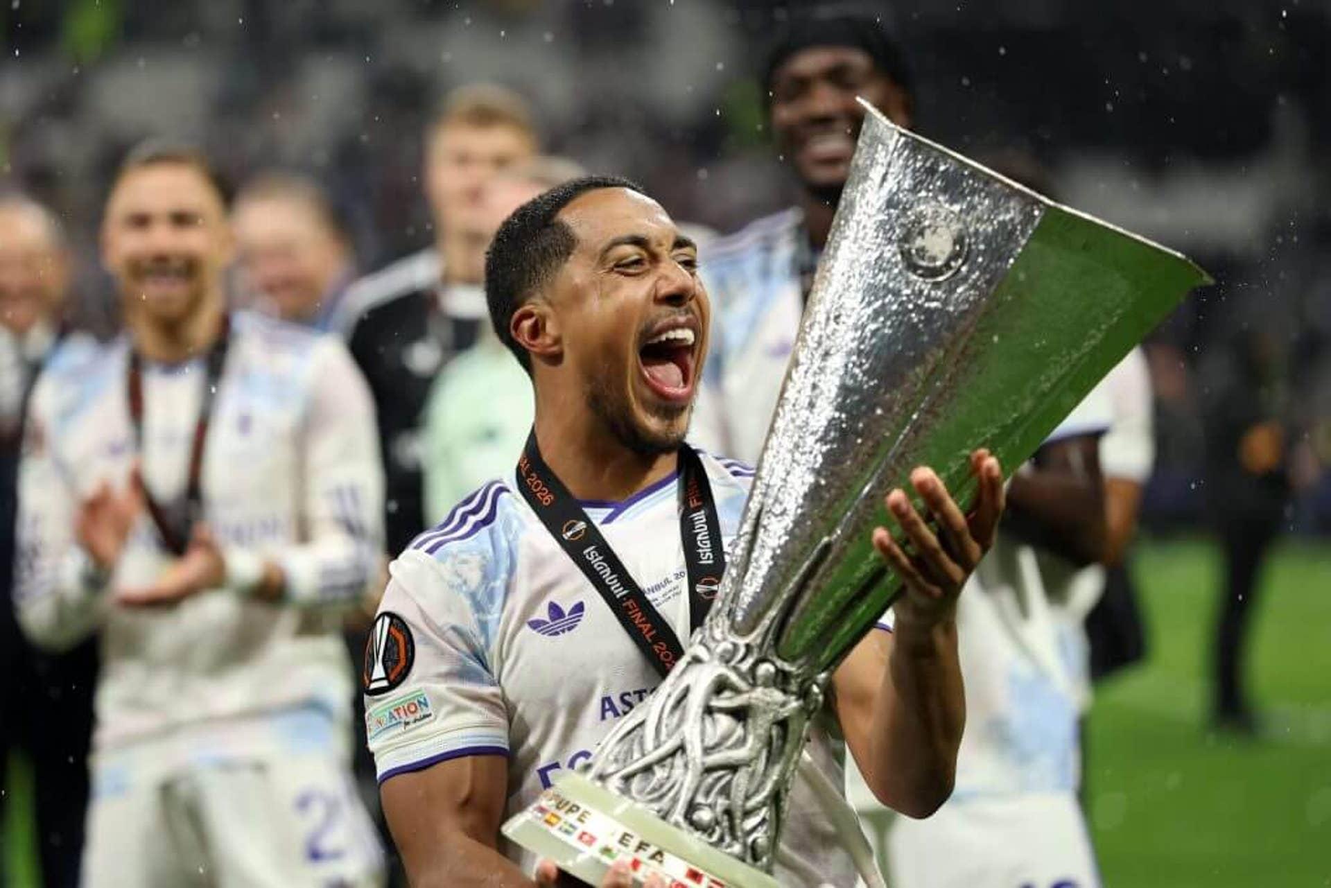 Youri Tielemans celebra com o troféu da UEFA Europa League