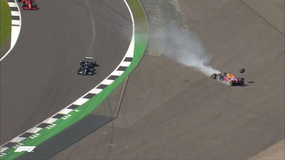 Max Verstappen e Lewis Hamilton colidem na curva Copse, no GP da Grã-Bretanha de 2021