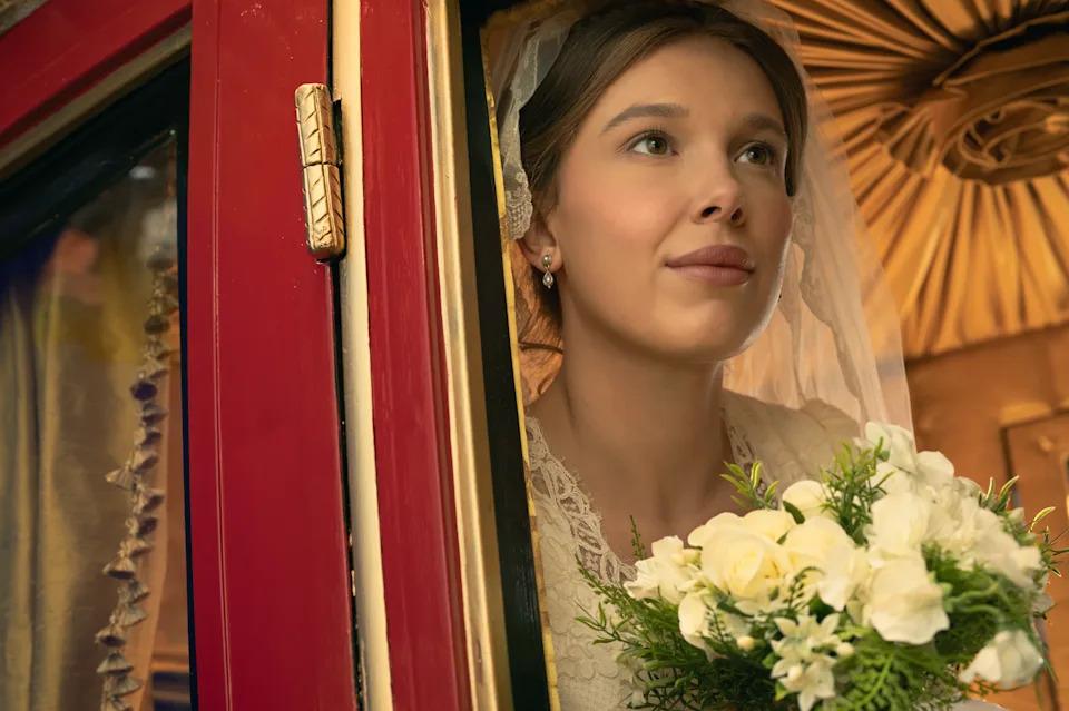 Millie Bobby Brown em vestido de casamento no filme Enola Holmes 3