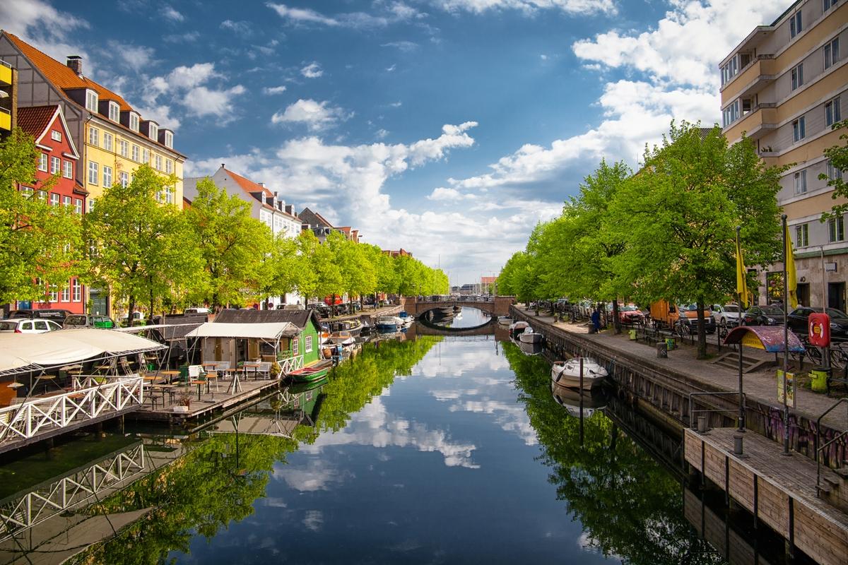 Foto colorida de canal em Copenhague - Metrópoles