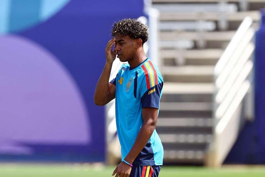 Lamine Yamal in training