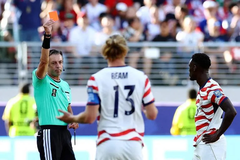 Oliver Kahn propõe rejogar final de 2002 após polêmica com Balogun na Copa do Mundo