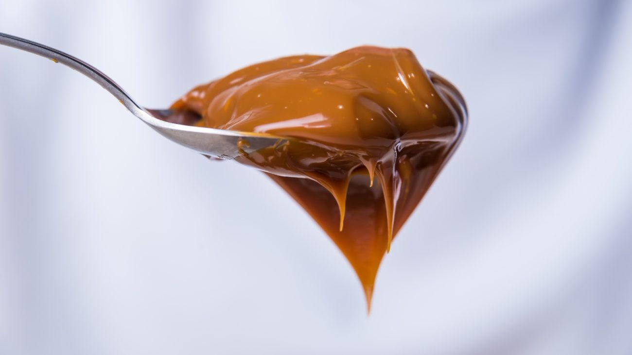 Colher com doce de leite cremoso, um dos produtos afetados pela medida em que a Anvisa proíbe venda de doces de fabricante alvo da fiscalização.