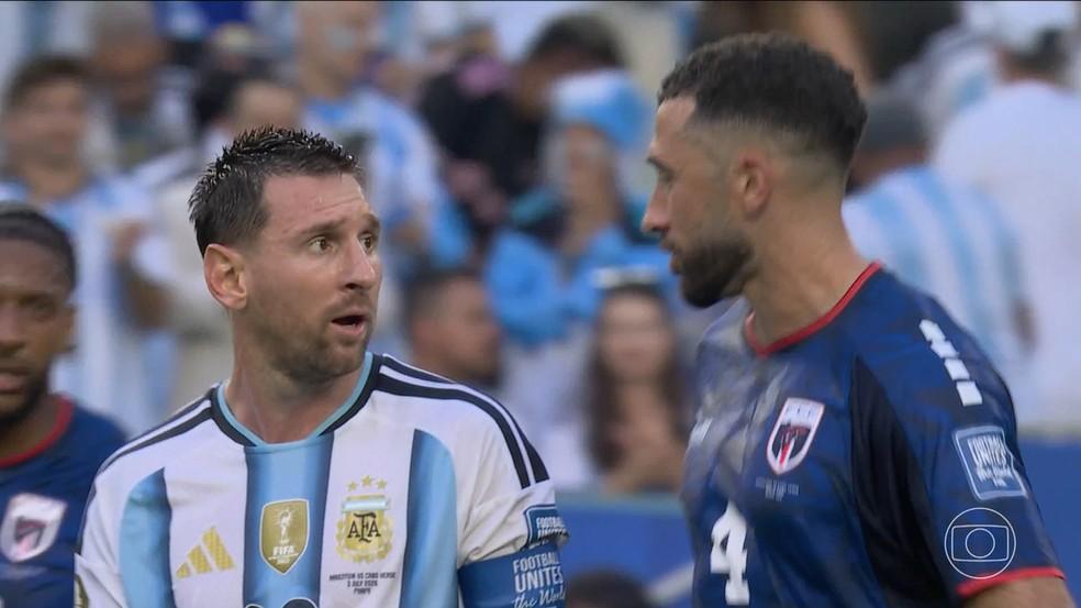 Messi conversa com Pico Lopes no intervalo após empurrão recebido no fim do primeiro tempo