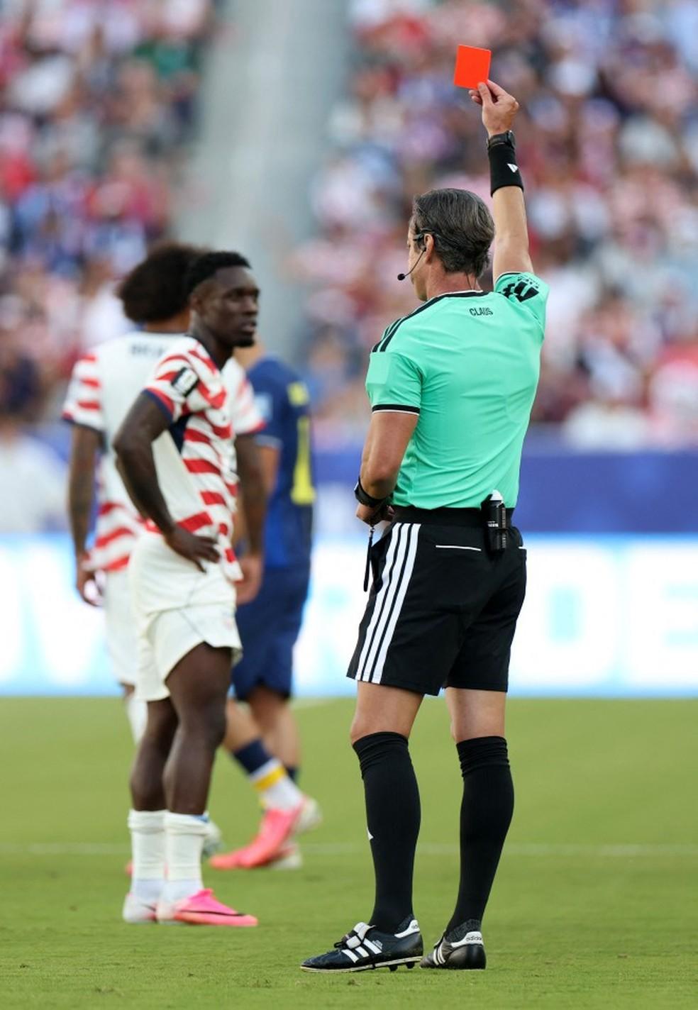 Raphael Claus expulsa Folarin Balogun, jogador estadunidense durante a Copa do Mundo 2026