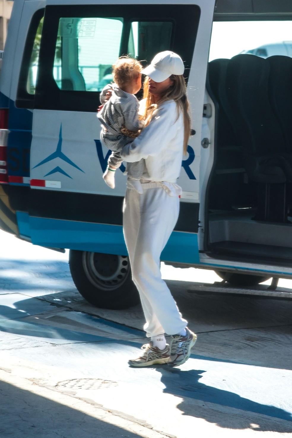 Gisele Bündchen e Joaquim Valente com o filho, River