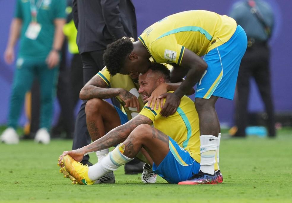Neymar chora e é consolado por Vini Jr e Raphinha