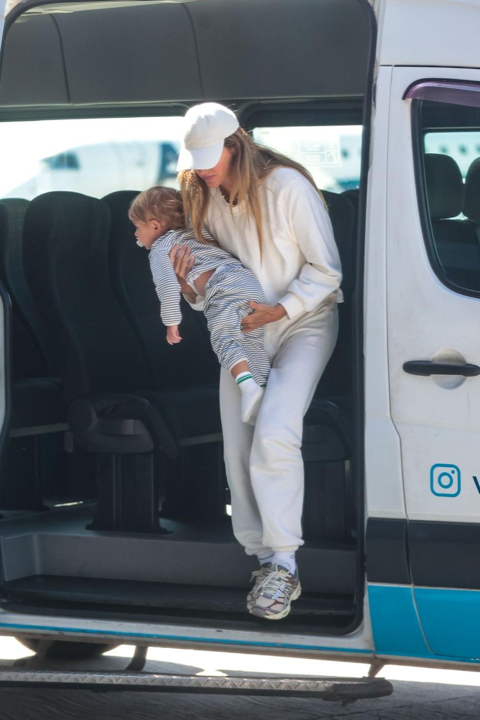Gisele Bündchen e Joaquim Valente com o filho, River