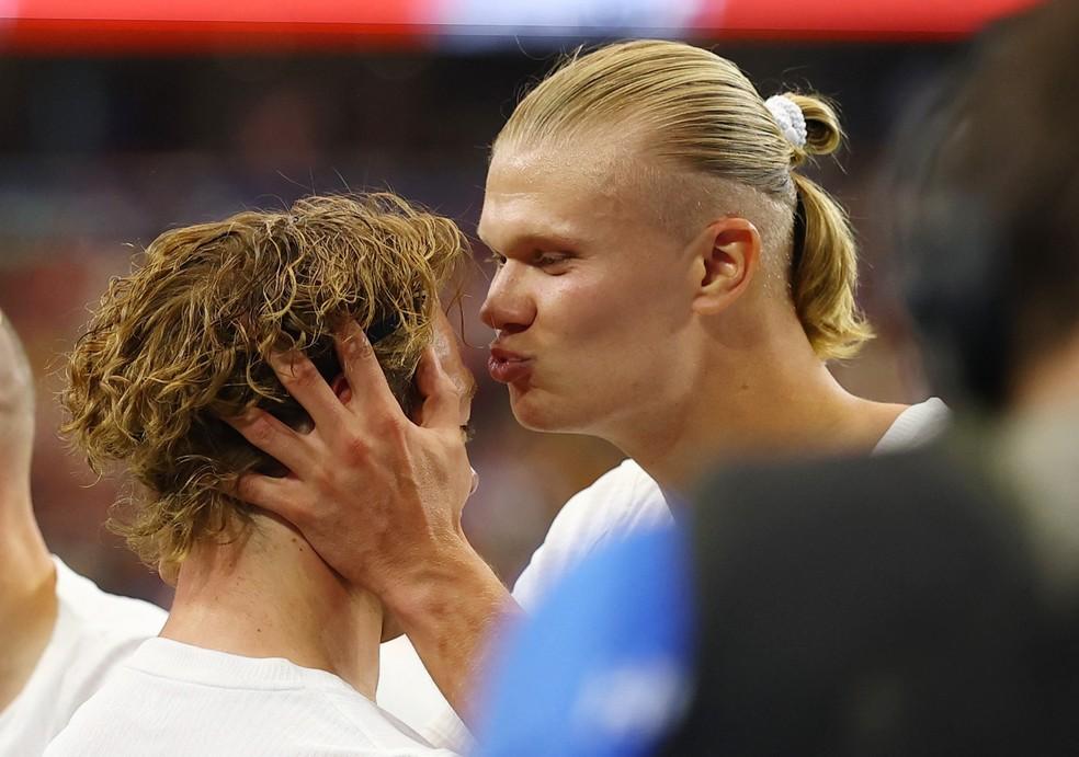 Erling Haaland agradecendo a Patrick Berg