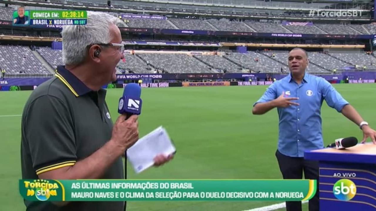 Mauro Naves e Denilson conversando, em campo