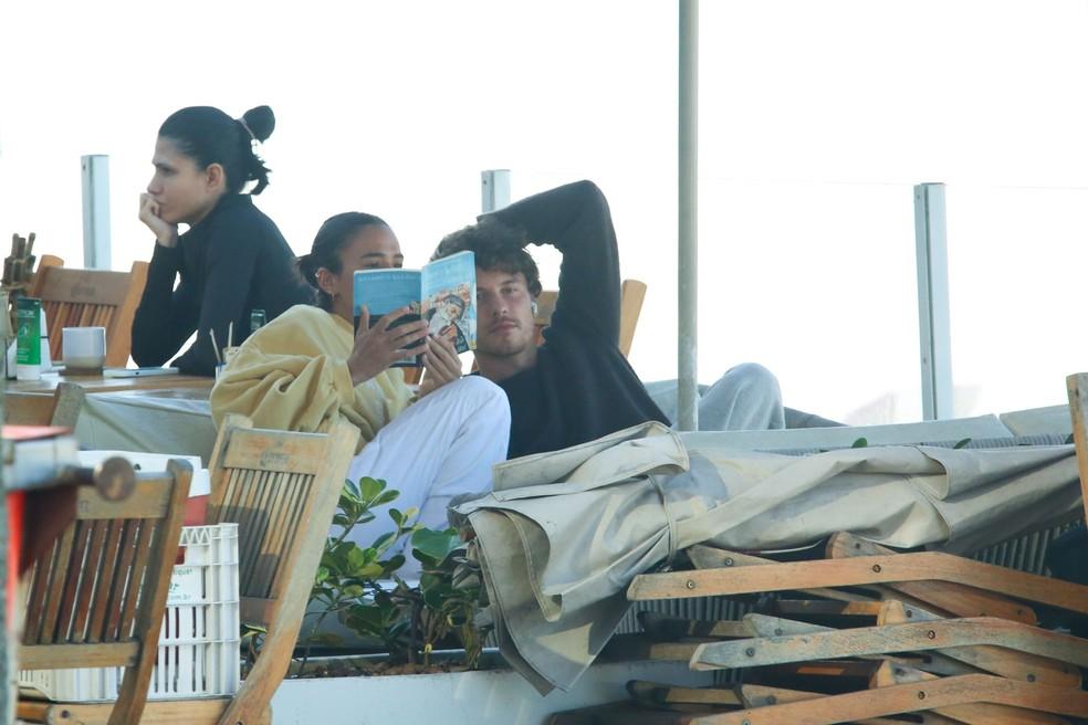 Bruna Marquezine e Shawn Mendes perto da praia