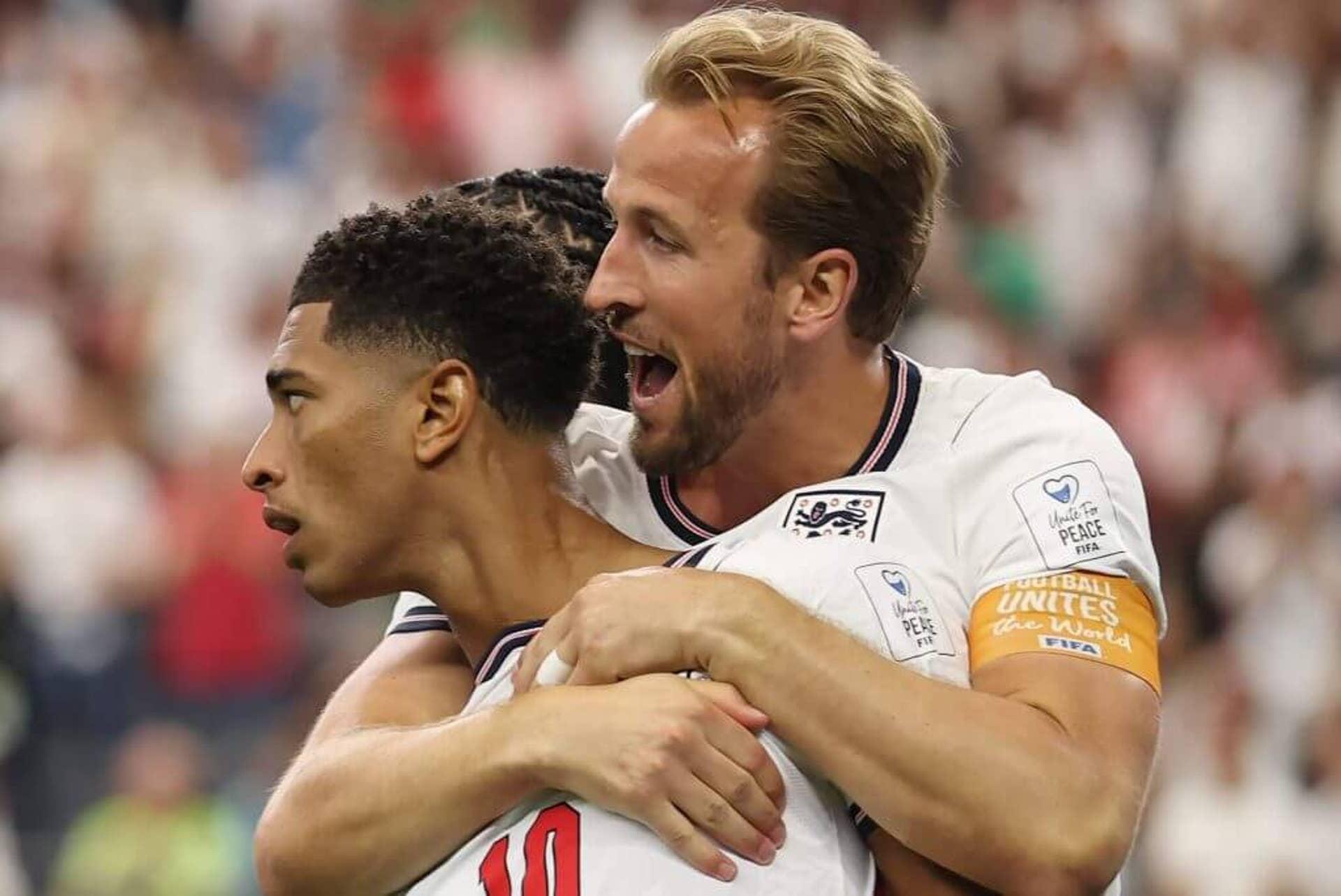 Jude Bellingham celebra com Harry Kane.