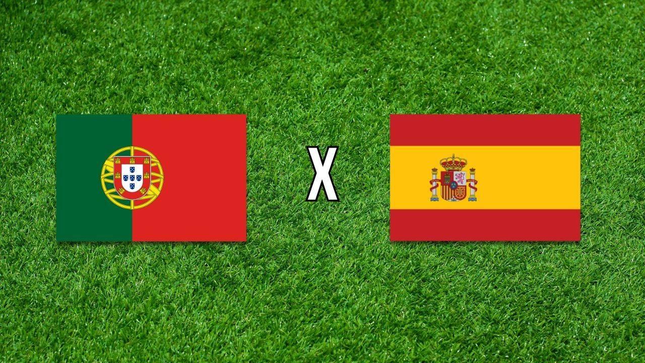 Bandeiras de Portugal e Espanha separadas por um X branco, sobre um campo de grama verde, simbolizando um jogo de futebol.
