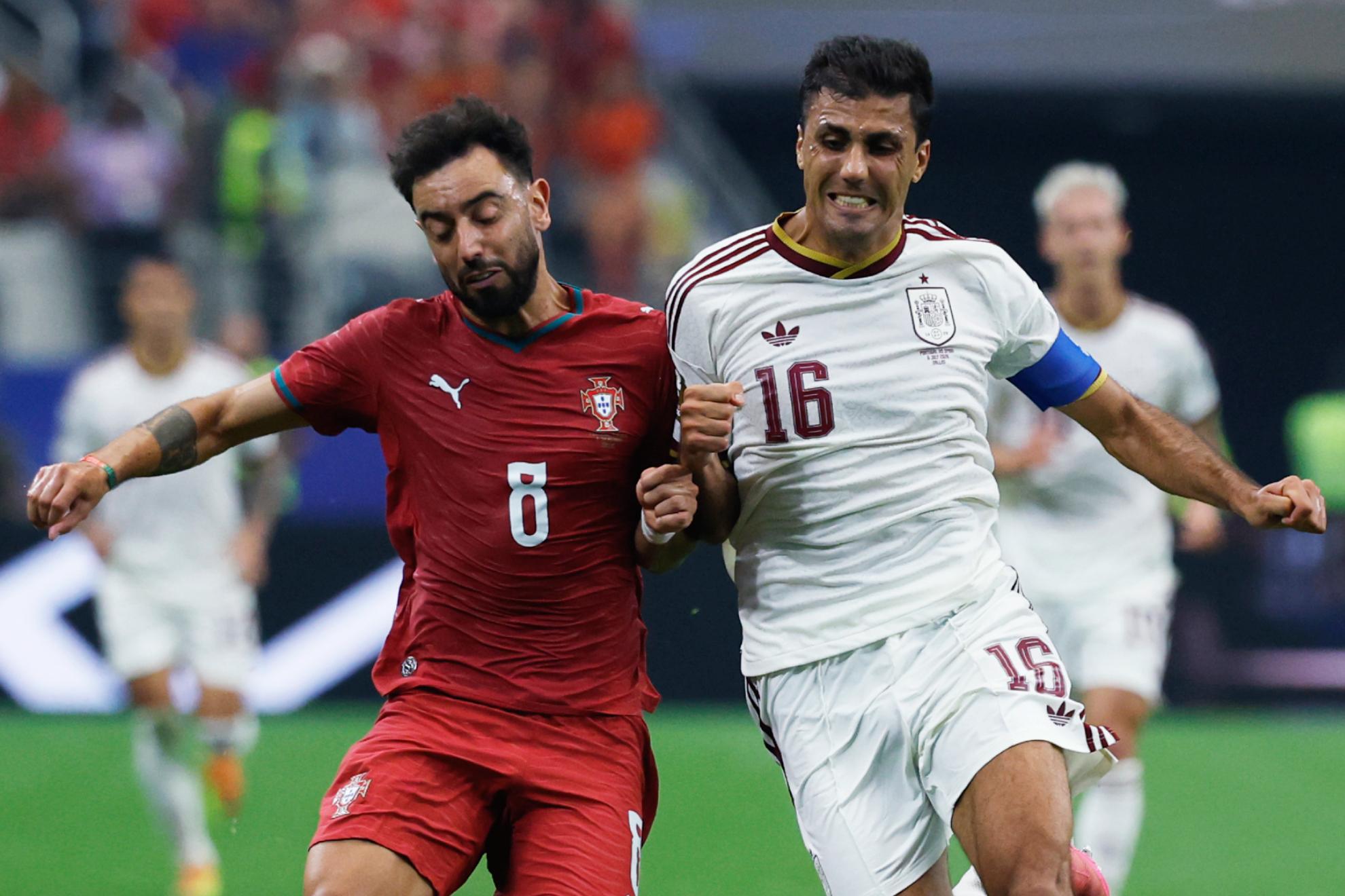 Rodri disputa bola com Bruno Fernandes durante a partida