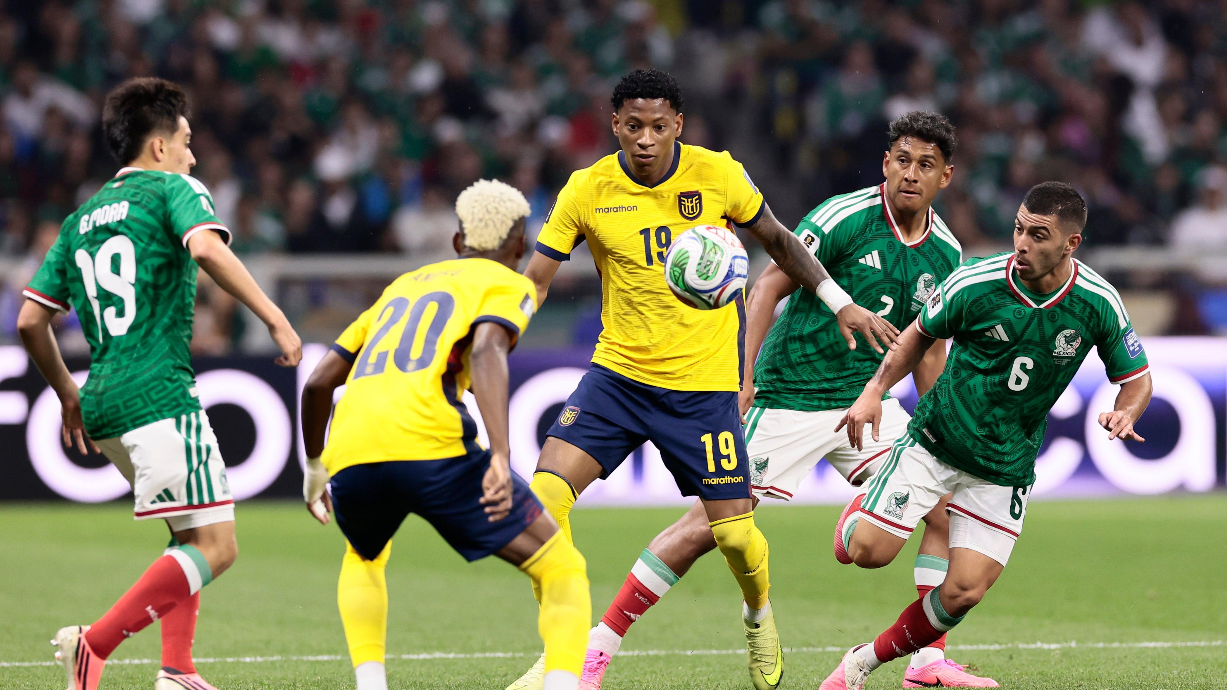 Erik Lira disputa o balón com Gonzalo Plata no Estádio Azteca.