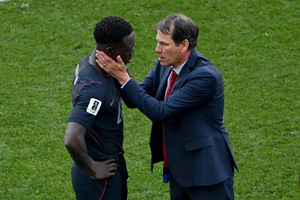 Rudi Garcia, treinador da Bélgica, consola o atacante Balogun, dos EUA, após a vitória belga nas oitavas de final da Copa do Mundo