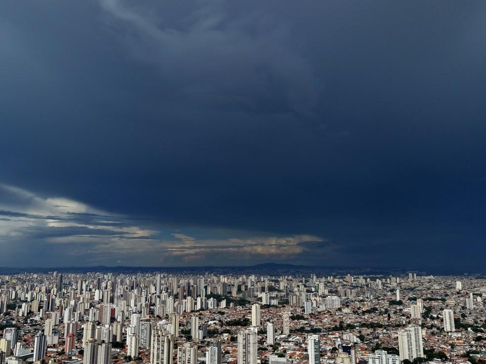 Céu escuro e nuvens carregadas na região leste de São Paulo