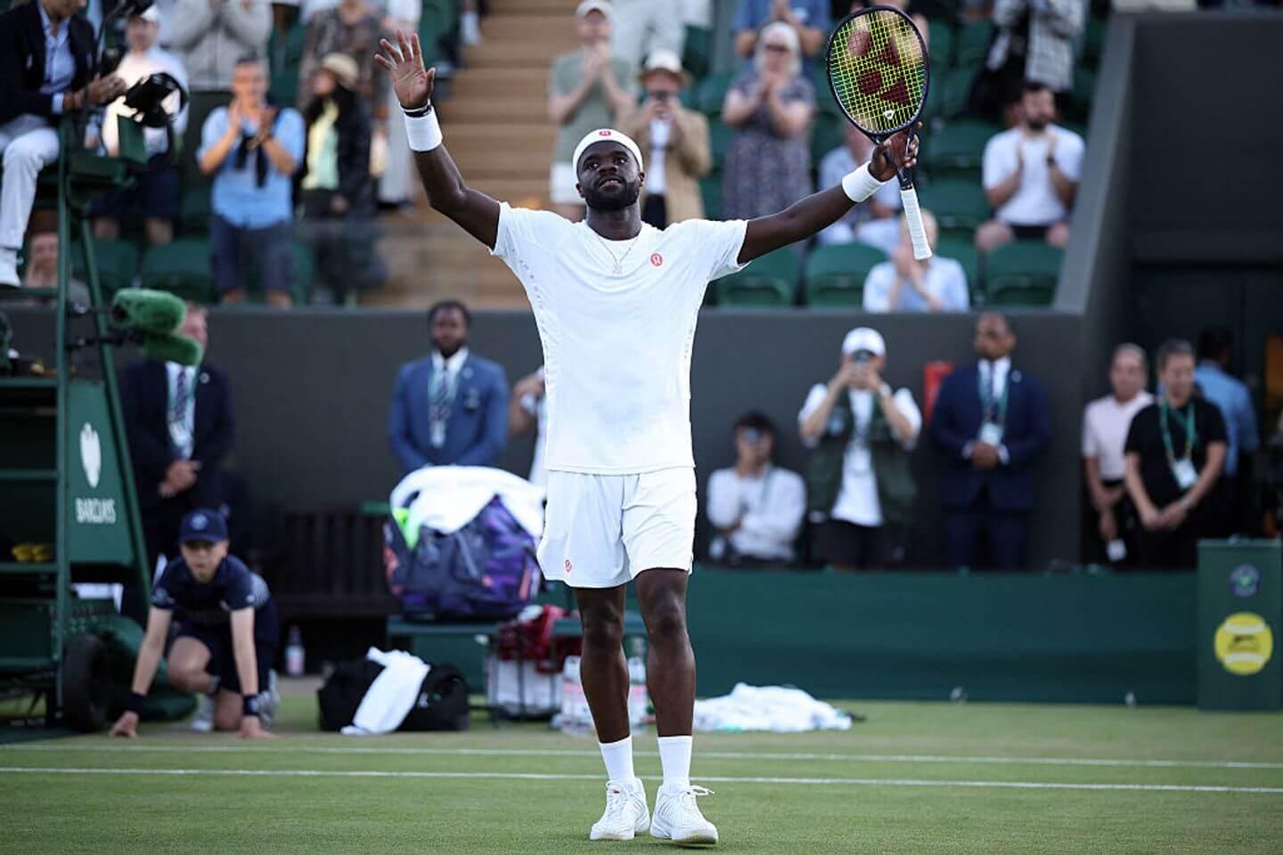 Frances Tiafoe celebra a vitória após reverter um primeiro set perdido.