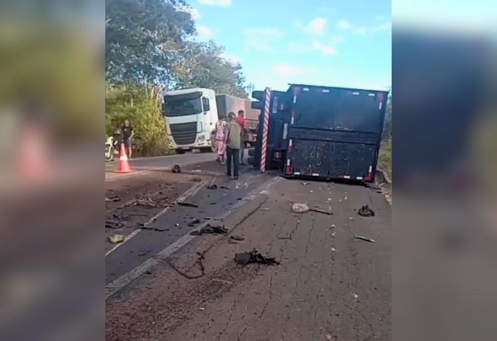 Motorista do caminhão sobreviveu com lesões leves