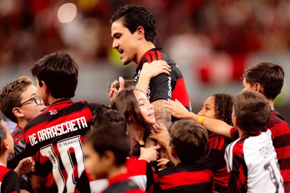 Pedro e crianças na entrada de Flamengo x Olimpia
