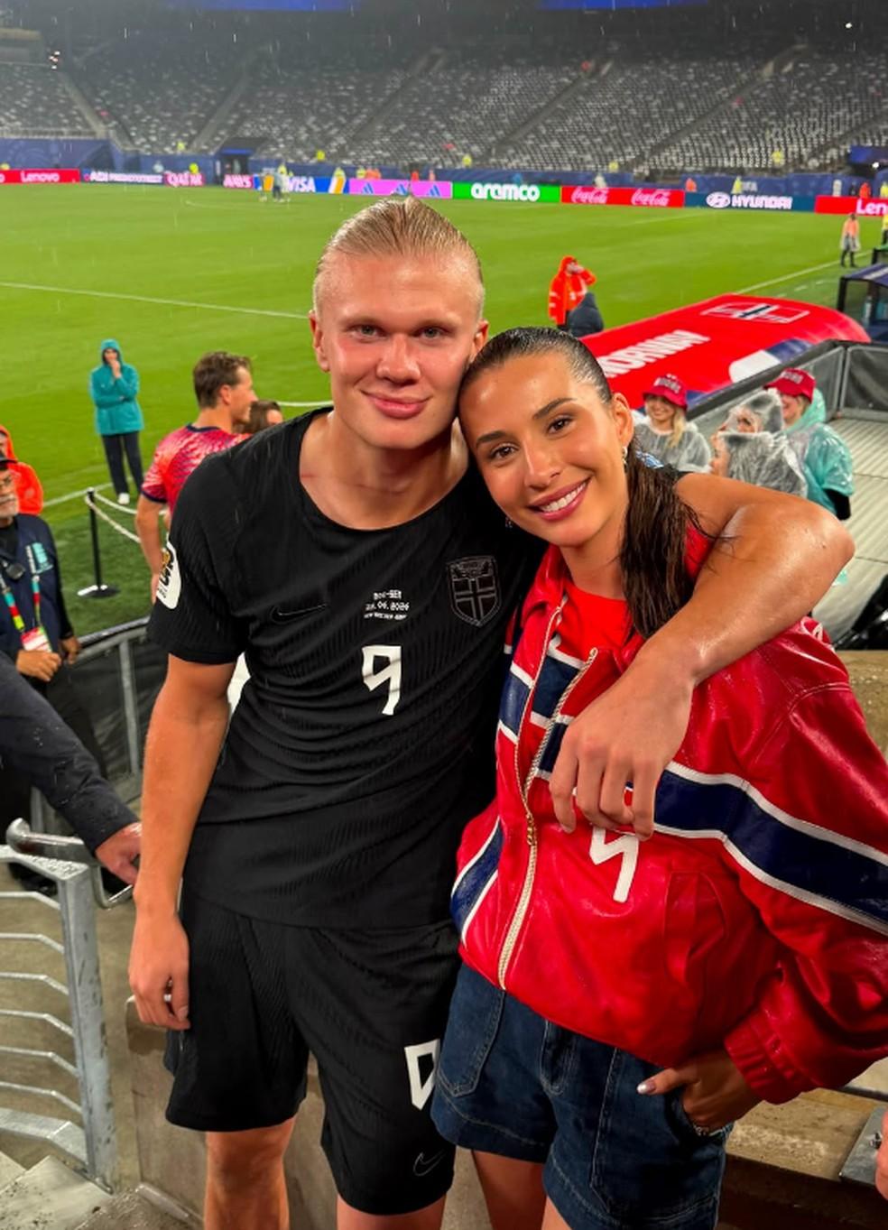 Isabel Johansen e Haaland posam juntos em estádio