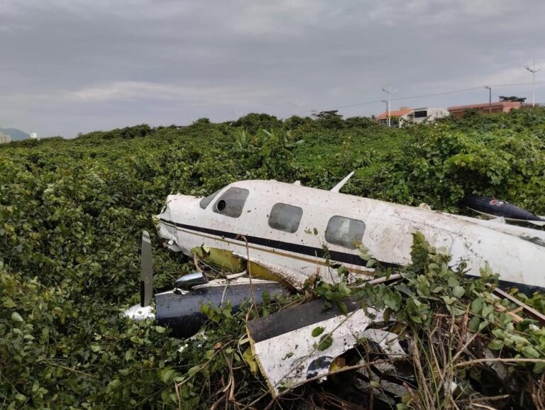 Avião de Pequeno Porte Cai em Praia de Navegantes e Deixa Dois Feridos