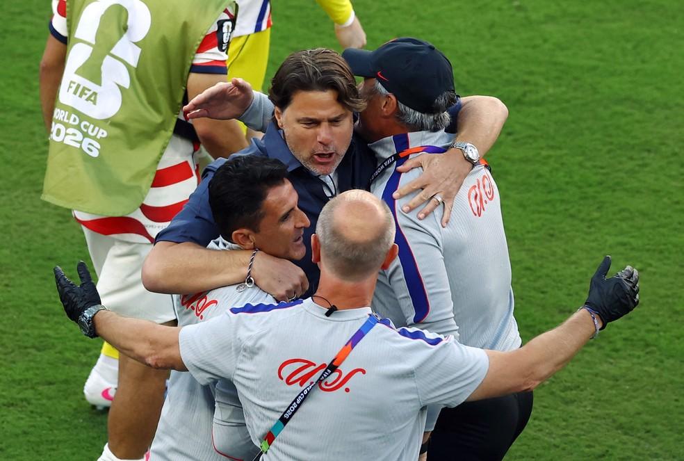 Técnico dos Estados Unidos, Mauricio Pochettino, celebra vitória sobre a Bósnia
