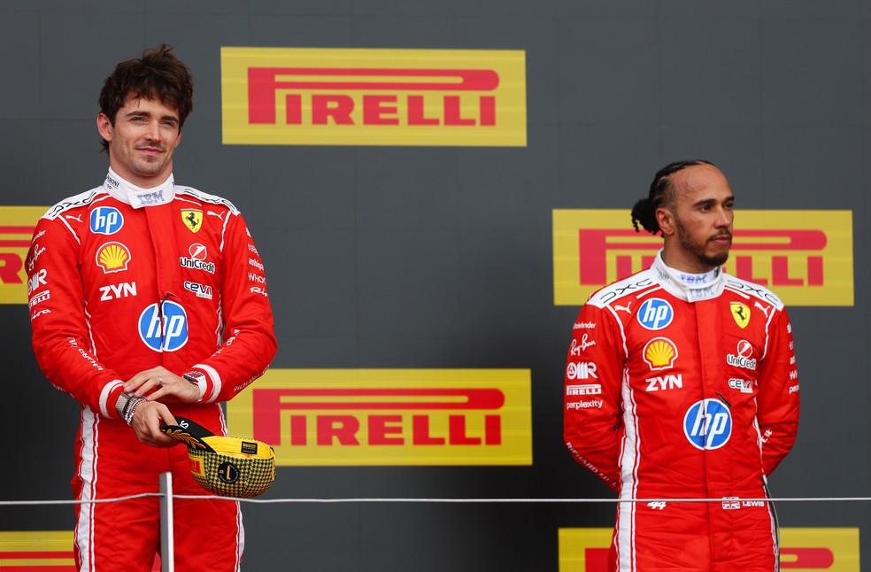 Lewis Hamilton sobe mais comedido ao pódio do GP da Grã-Bretanha da F1 2026