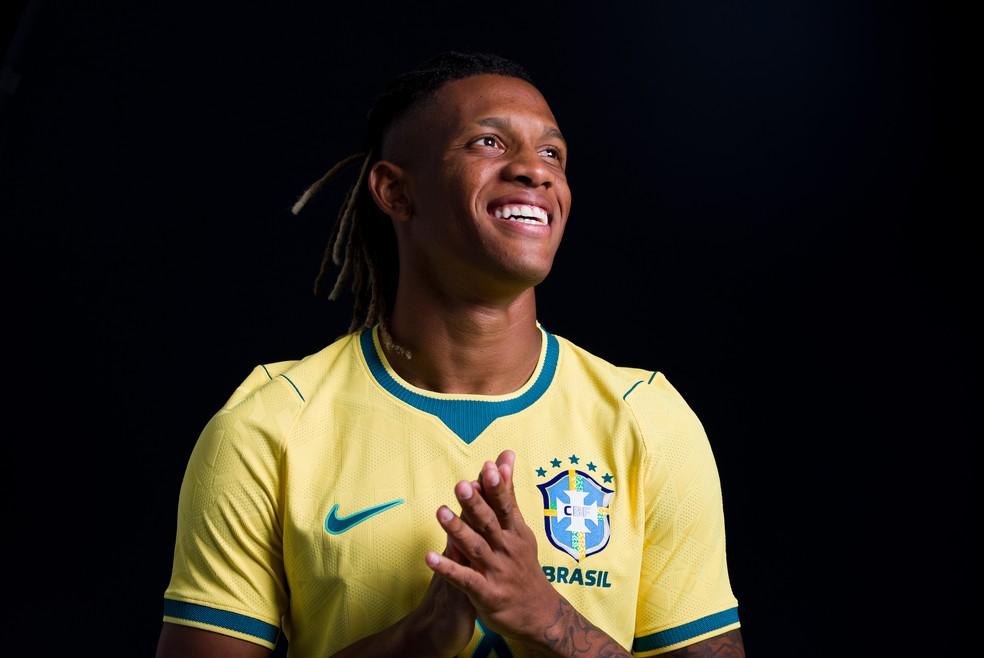 Danilo Santos posa para ensaio do Brasil para a Copa do Mundo
