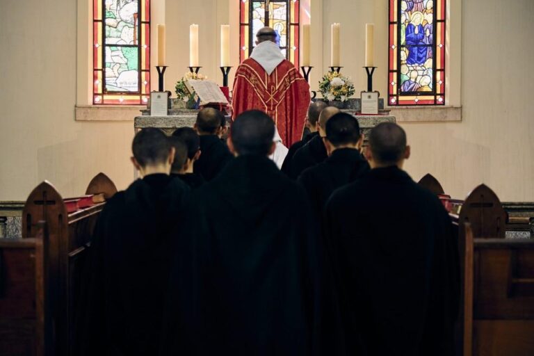 Católicos ultratradicionalistas no Brasil enfrentam cisma com o Vaticano